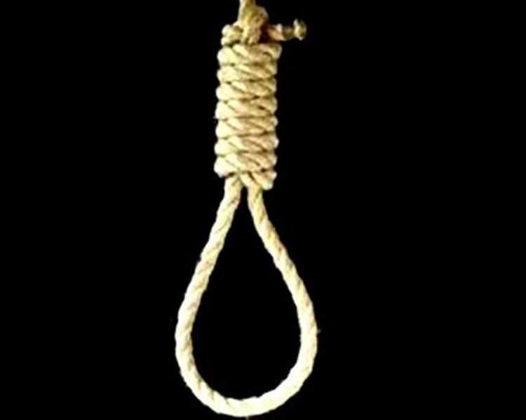 Φρίκη: Πατέρας κρέμασε την κόρη του έξω από το σπίτι (Σκληρές Φωτογραφίες) - Media