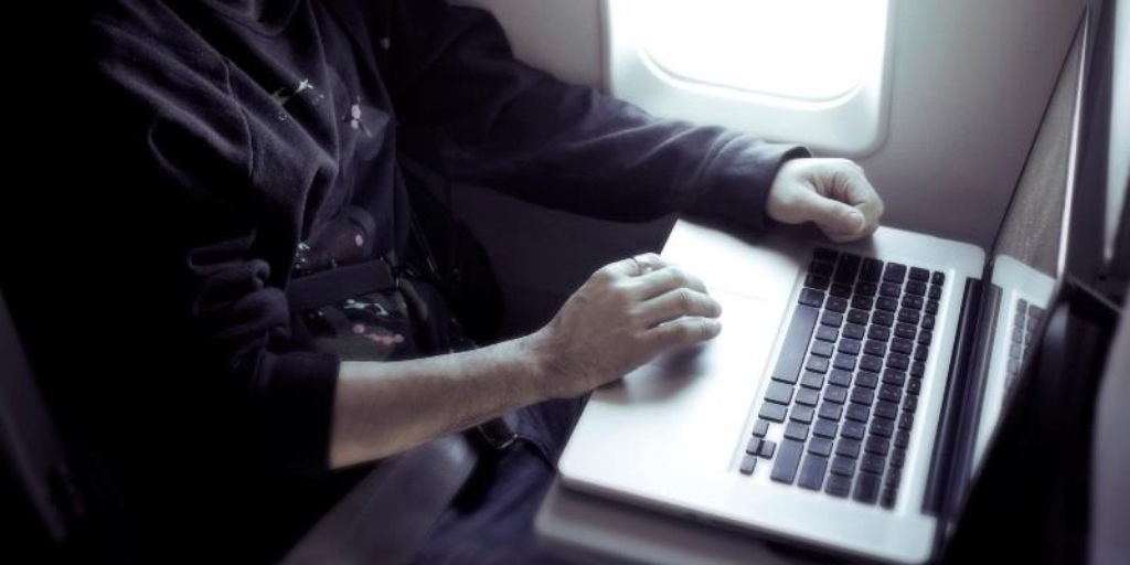 Τρομοπανικός και στη Βρετανία: Απαγορεύονται οι ηλεκτρονικές συσκευές στην καμπίνα του αεροσκάφους σε πτήσεις από τη Μέση Ανατολή - Media
