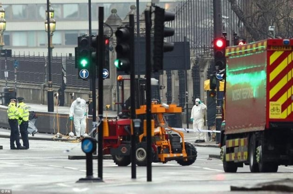 Βίντεο-φρίκη από την επίθεση στο Λονδίνο - Το όχημα-όπλο και τα θύματα του τρομοκράτη (Video, σκληρές εικόνες) - Media