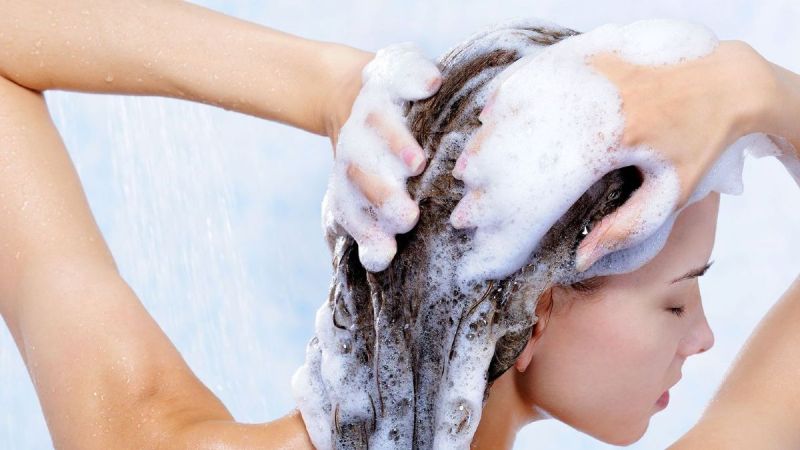 Το λάθος που κάνουν όλοι στο λούσιμο και δεν καθαρίζουν σωστά τα μαλλιά - Media