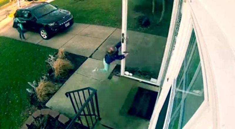 Απίστευτο video: Την πήρε και την… σήκωσε - Media