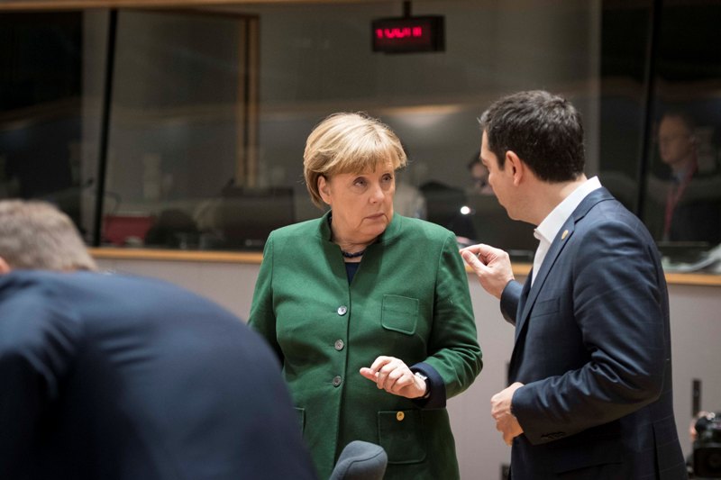 Τι είπε η Μέρκελ σε Τσίπρα στο ολιγόλεπτο τετ α τετ τους: Αλέξη μου μαθαίνω ότι κλείνουν όλα - Media