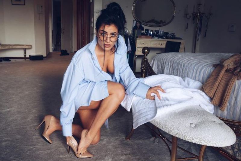 H Κόνι Μεταξά πόζαρε ημίγυμνη στη μέση κεντρικής λεωφόρου (Photo) - Media