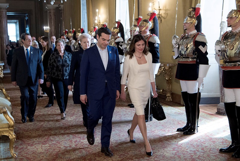 Η σύντροφος του Πρωθυπουργού, Μπέτυ Μπαζιάνα, έκλεψε τις εντυπώσεις στο γεύμα των ηγετών της Ευρώπης (Photos) - Media