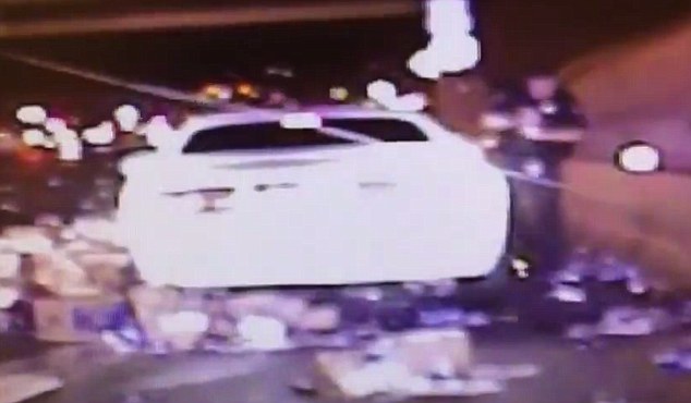 Νεβάδα: Ανετράπη φορτηγό με μπύρες και... ο δρόμος γέμισε αφρό (Video) - Media