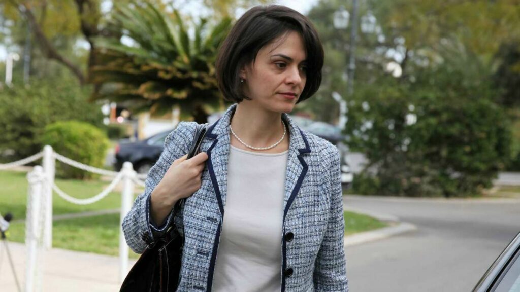 Η Βελκουλέσκου προβλέπει για την Ελλάδα μικρότερο πρωτογενές πλεόνασμα το 2018  - Media