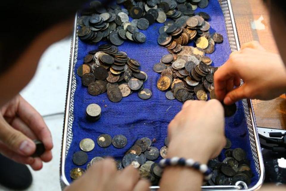 Ταϊλάνδη: 915 νομίσματα αφαίρεσαν από το στομάχι μιας χελώνας (Photos) - Media