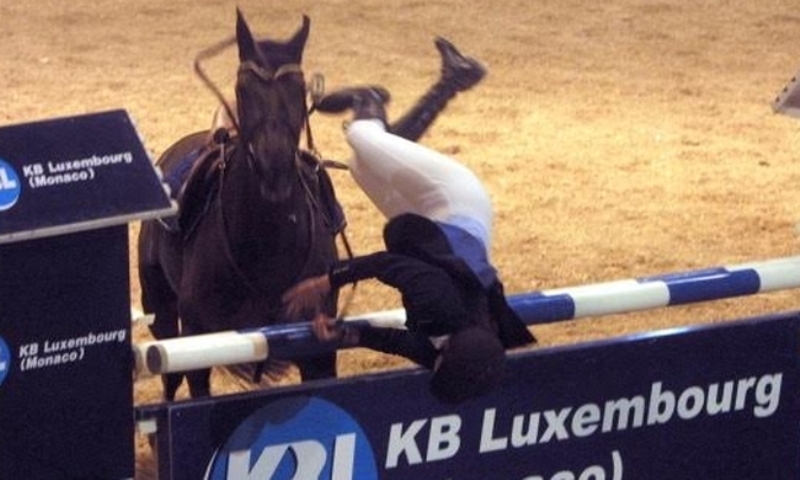 Δύσκολες ώρες για την Αθηνά Ωνάση: Το ατύχημα με το άλογο και ο τραυματισμός της  - Media