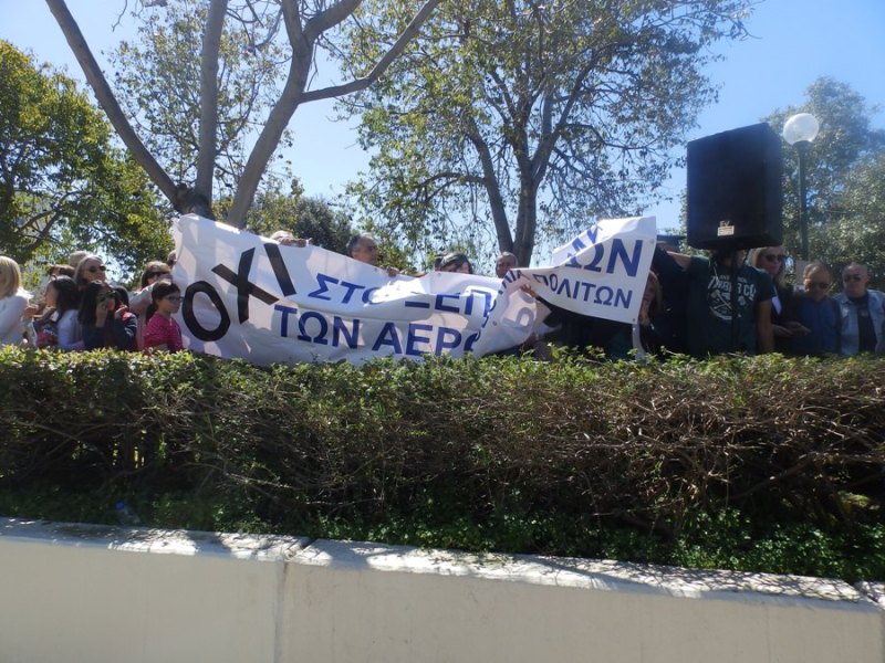 Στην παρέλαση με πανό διαμαρτυρίας για το αεροδρόμιο (Photo) - Media