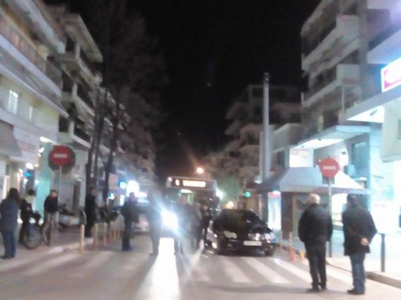 Θεσσαλονίκη: Πολίτες πήραν σηκωτή παράνομα παρκαρισμένη Μερσεντές για να περάσει λεωφορείο (Video) - Media
