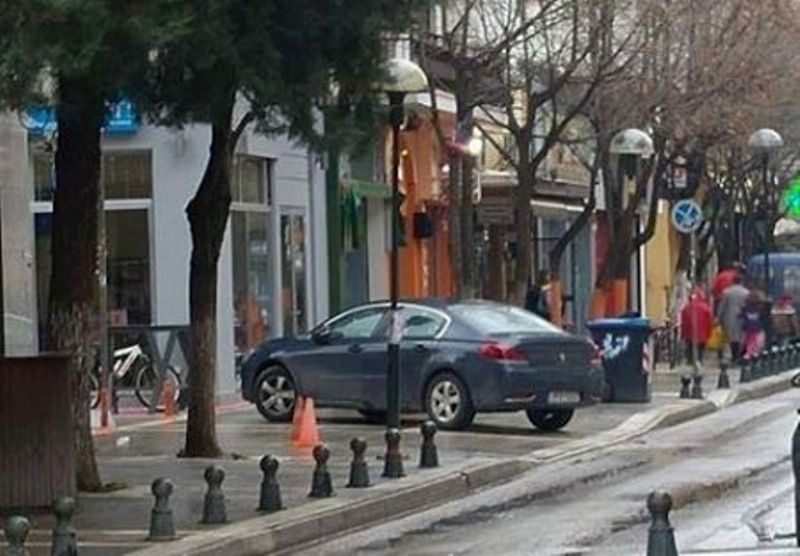 Βουλευτής του ΣΥΡΙΖΑ πάρκαρε πάνω σε πεζόδρομο (Photo) - Media
