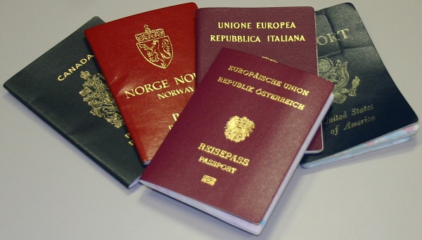 Να γιατί υπάρχουν μόνο τέσσερα χρώματα διαβατηρίων στον κόσμο - Media