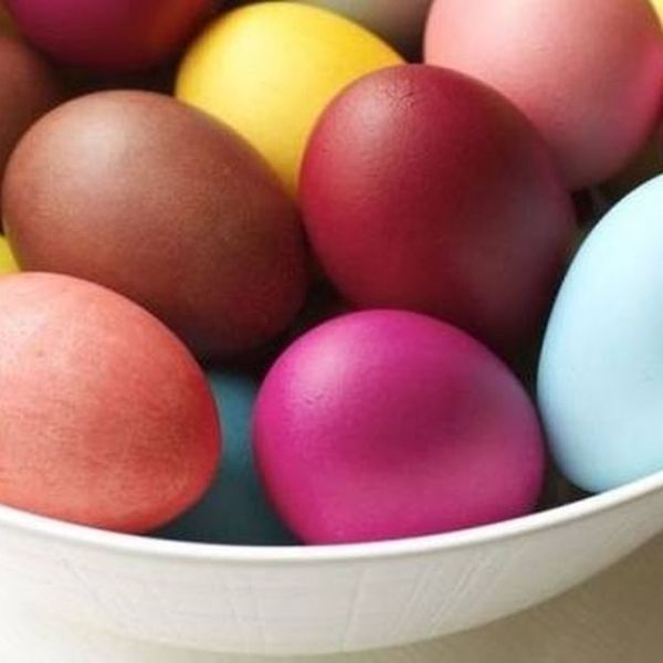 Τέσσερις φυσικοί τρόποι για να βάψετε τα αυγά σας - Media