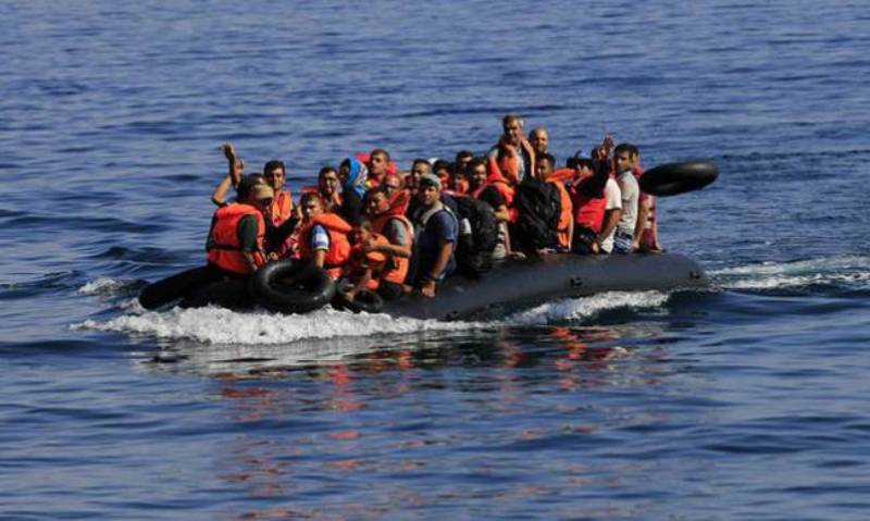 Ενα παιδάκι ντυμένο Μπάτμαν στους πρόσφυγες που έφτασαν Χίο - Media