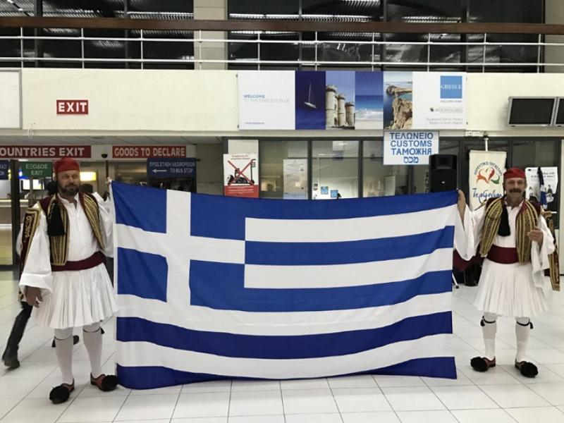 Με τσολιάδες και νταούλια υποδέχθηκαν τους πρώτους τουρίστες στη Ρόδο (Photos) - Media