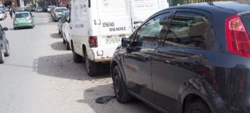 Γρεβενά: Ταξί χωρίς οδηγό προκάλεσε πανικό και ζημιές! (Video) - Media