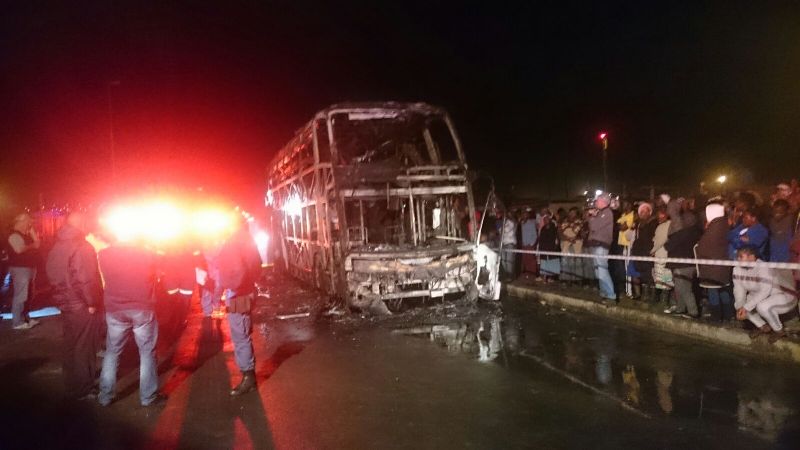 Λεωφορείο πέφτει επάνω σε πλήθος κι σκοτώνει 34 – Οργισμένοι άνθρωποι το πυρπόλησαν για να κάψουν ζωντανό τον οδηγό   - Media