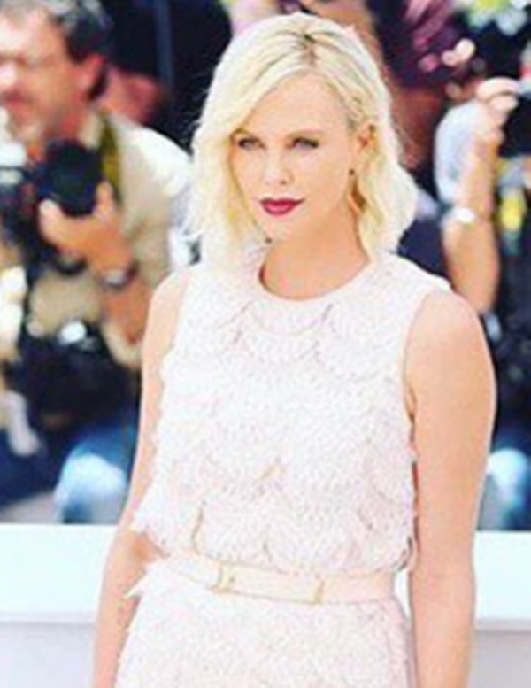 Σαρλίζ Θερόν: Πέταξε το σουτιέν για την Ημέρα της Γυναίκας (video) - Media