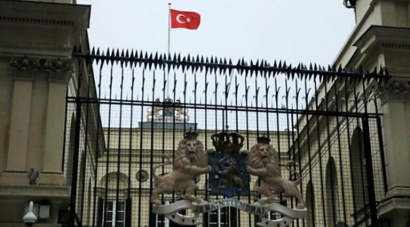 Προκαλεί ξανά η Τουρκία: Ολλανδοί αξιωματούχοι άλλαξαν τη σημαία στο προξενείο στην Κωνσταντινούπολη - Media