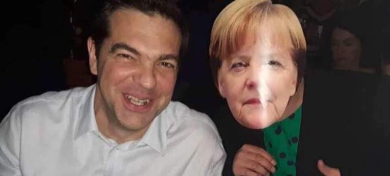 Ο Τσίπρας δίπλα στη… Μέρκελ σε μπάρ στην Αίγινα (Photo) - Media