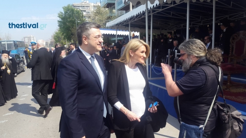 Με φουσκωμένη κοιλίτσα στην παρέλαση η κυρία Τζιτζικώστα - Γεννάει τον Μάιο (Photo) - Media