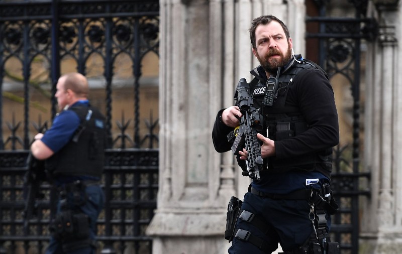 Δέκα συγκλονιστικές φωτογραφίες λίγα δευτερόλεπτα μετά την τρομοκρατική επίθεση στο Λονδίνο (Photos)  - Media