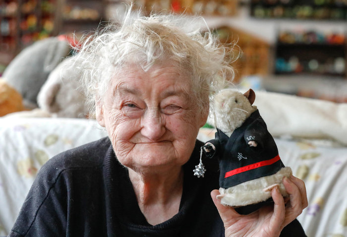 Βρυξέλλες: 86χρονη ζει με 20.000 κουκλάκια (Photos) - Media