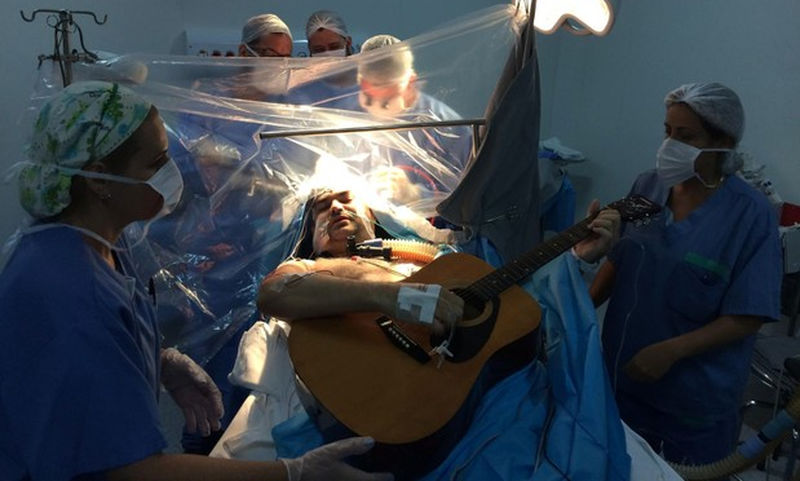 Οι γιατροί τον χειρουργούσαν στο κεφάλι κι αυτός έπαιζε κιθάρα (Video) - Media