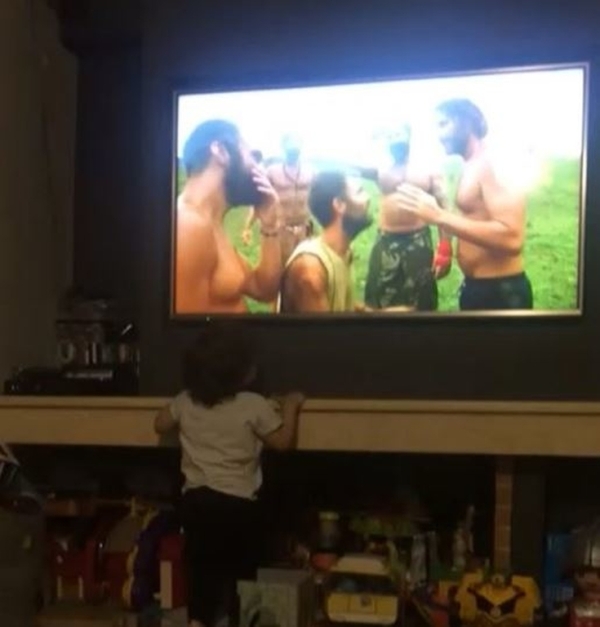 Συγκινητικό βίντεο: Ο γιος του Χανταμπάκη του στέλνει φιλιά από την τηλεόραση - Media