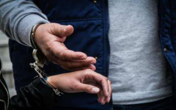 Σέρρες: Χειροπέδες σε πατέρα και κόρη για κλοπή σε κοσμηματοπωλείο - Media