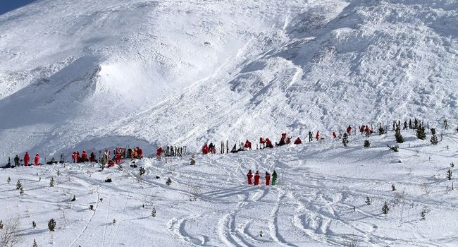 Χιονοστιβάδα έπληξε χιονοδρομικό στις Άλπεις - Δεκάδες άτομα θαμμένα στο χιόνι (Photos - Video) - Media