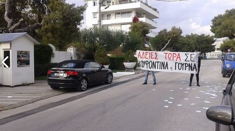Αναρχικοί σήκωσαν πανό υπέρ του Κουφοντίνα έξω από το σπίτι της Μπακογιάννη - Τέσσερις προσαγωγές - Media