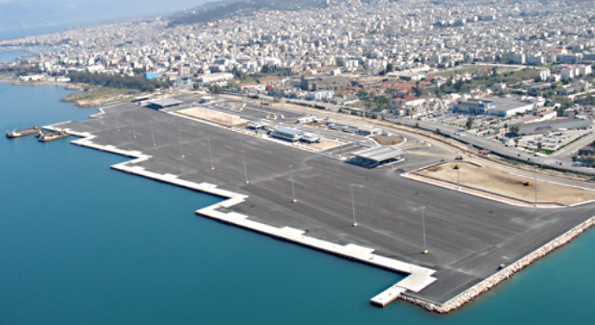 Πρόσκρουση πλοίου στο λιμάνι της Πάτρας με μεγάλο ρήγμα - Media