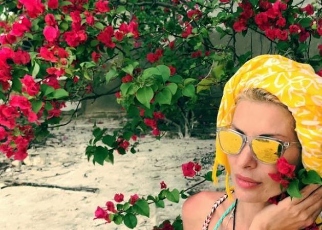 Οι ξέγνοιαστες στιγμές της Μενεγάκη, φορώντας το μαγιό της στα Άχλα! (Photo) - Media