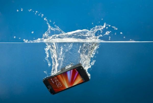 Έπεσε το κινητό σου στο νερό; - Μην πανικοβληθείς, υπάρχει λύση - Media