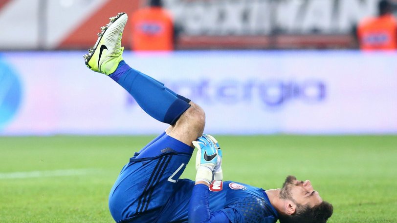 Καταγγελία Ολυμπιακού: Αστυνομικός χτύπησε τον Καπίνο στη φυσούνα - Media