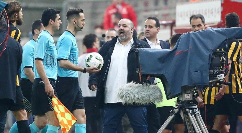 Καραπαπάς: «Τα ΜΑΤ χτύπησαν τους πάντες στα αποδυτήριά μας - Γεμάτος αίματα ο φροντιστής μας» - Media