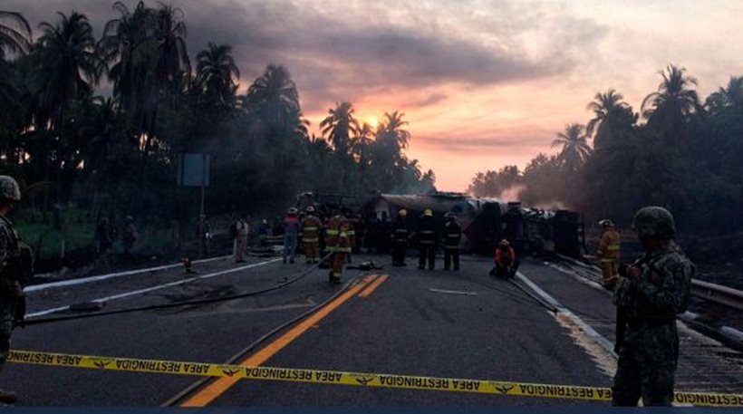 Τραγωδία στο Μεξικό - Ανατινάχθηκε βυτιοφόρο μετά από μετωπική με λεωφορείο -Τουλάχιστον 24 νεκροί - Media