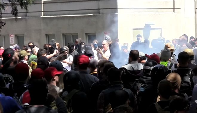 Άγρια επεισόδια για το πόθεν έσχες του Τραμπ - Μεταξύ ακροδεξιών οπαδών του και ακτιβιστών - Media
