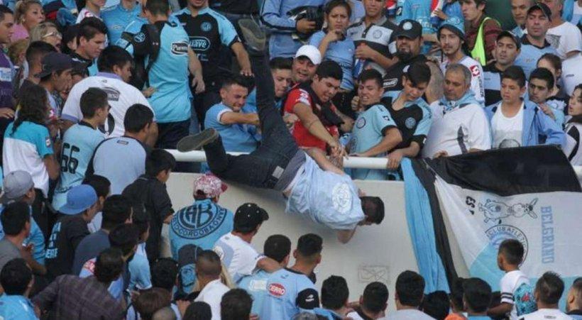 Θρήνος στην Αργεντινή: Ξεψύχησε ο οπαδός της Μπελγράνο - Τον πέταξαν από την εξέδρα συνοπαδοί του - Media