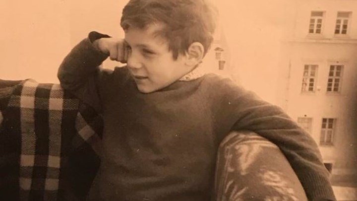 Αναγνωρίζετε το αγοράκι της φωτογραφίας; - Είναι πασίγνωστος Έλληνας τραγουδιστής (Photo) - Media