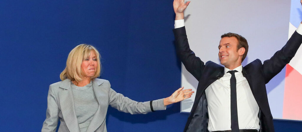 Σπάνιο βίντεο: Ο 15χρονος Μακρόν και το φιλί με την δασκάλα του Μπριζίτ - Σε σχολική παράσταση (Video) - Media