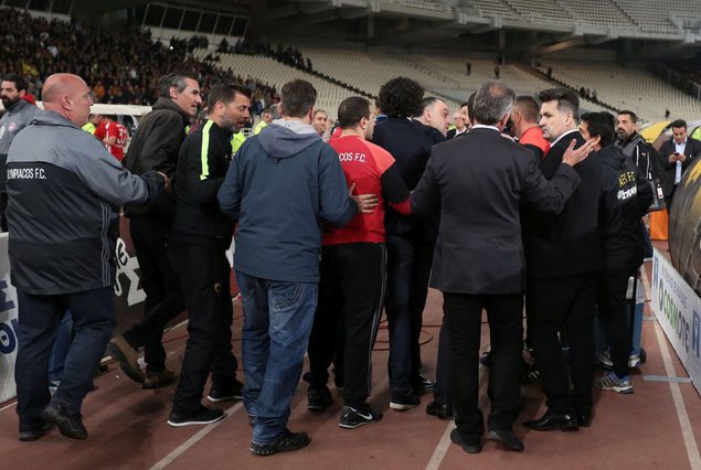 Άναψαν τα αίματα στο ΟΑΚΑ - Ένταση μετά τη λήξη - Το βίντεο και η κλωτσιά  - Media