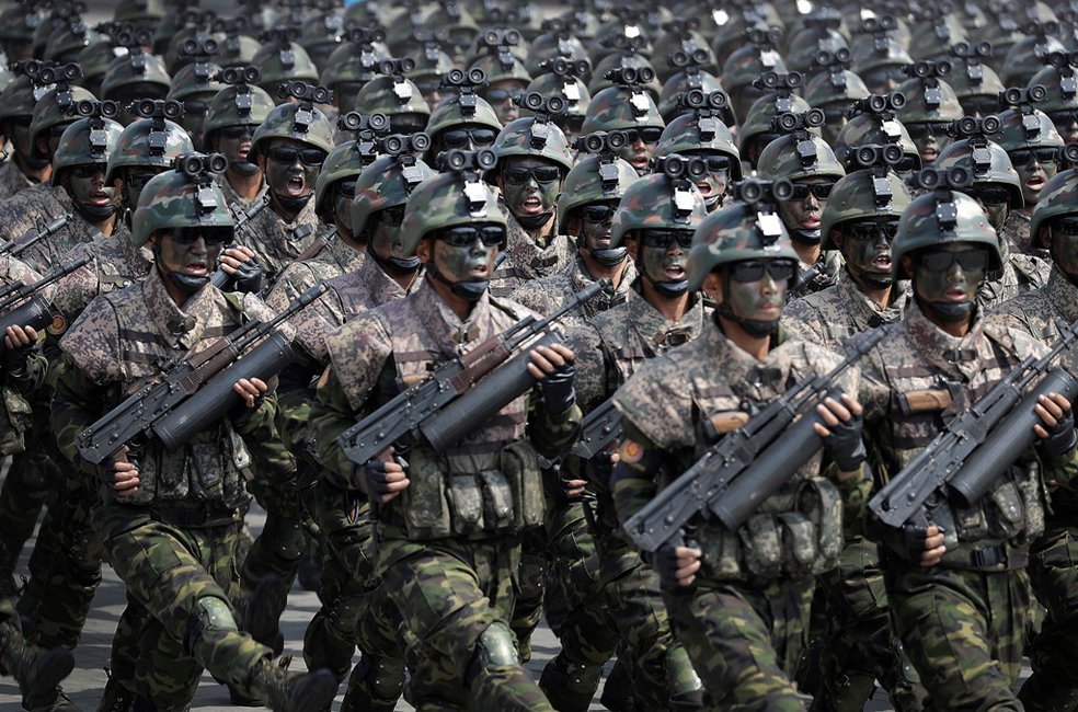Μυστήριο με τα όπλα των στρατιωτών της Β. Κορέας στην παρέλαση - Αληθινά ή ψεύτικα; - Media