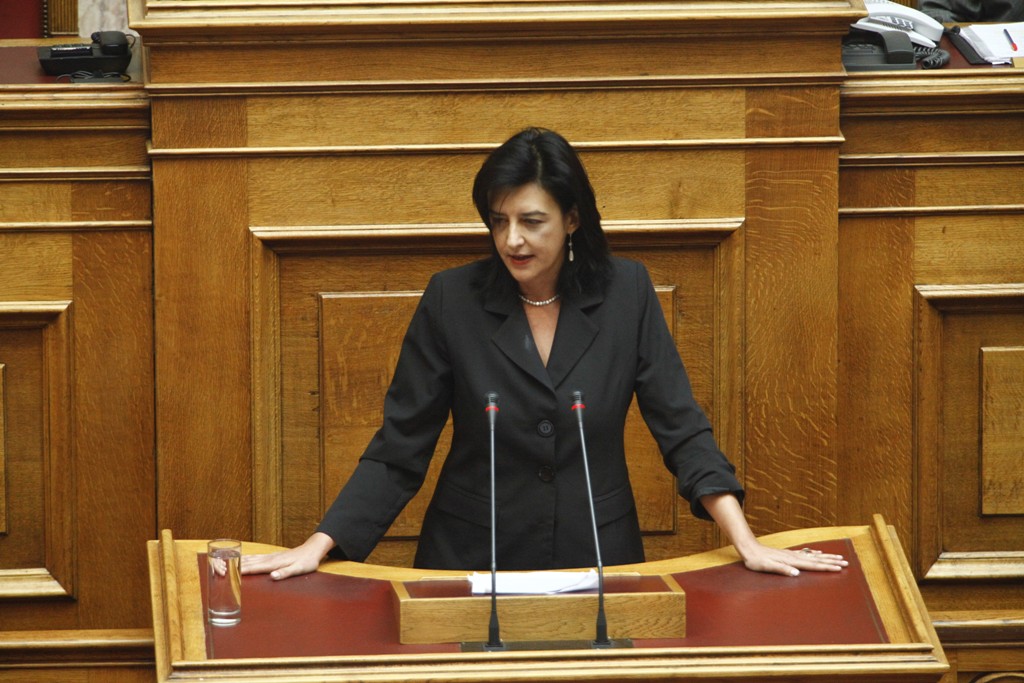 Φωτεινή Βάκη: «Ψευδοθαύμα» κατά τον Κοραή το Άγιο Φως - Media