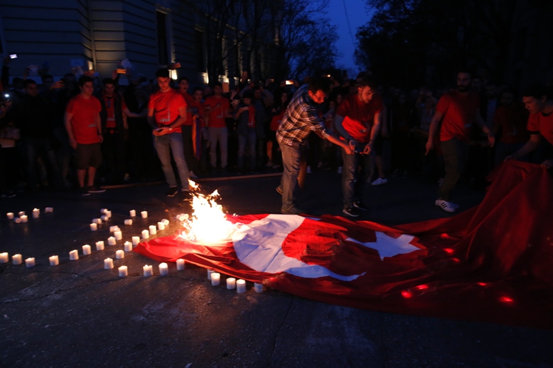 Θα μας τρελάνουν οι Τούρκοι: Απαιτούν να συλληφθούν αυτοί που έκαψαν την τουρκική σημαία σε πορεία για τη γενοκτονία των Αρμενίων - Media
