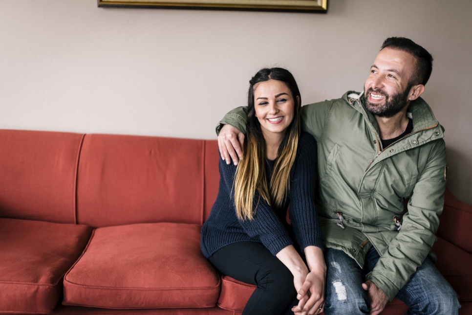 Νεαρό ζευγάρι Σύρων προσφύγων αποθεώνει τη Λιβαδειά: Μας φροντίζουν σα να είμαστε Έλληνες - Media