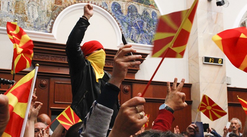 Συγκέντρωση από ακραίους εθνικιστές στα Σκόπια για την ονομασία - Έκαψαν ελληνική σημαία  - Media