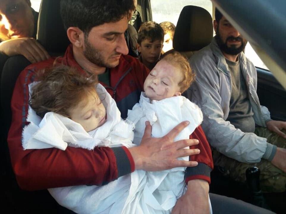 Το πρόσωπο της φρίκης: Συγκλονίζει η φωτογραφία του Σύρου πατέρα που αγκαλιάζει τα νεκρά δίδυμα παιδιά του - Media Gallery 3