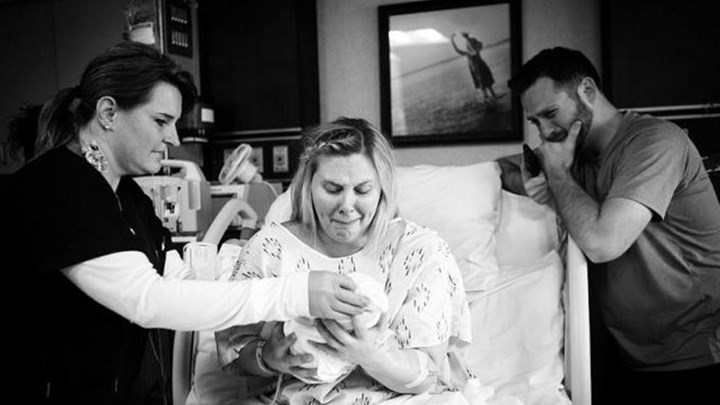 Γέννησε μωρό χωρίς εγκέφαλο για να δωρίσει τα όργανά του - Media